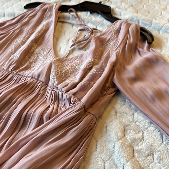 Flowy and light dress. Great to wear it to baby showers! - Picture 4 of 4